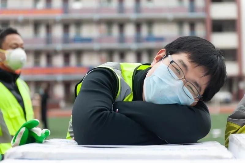 志愿者賈威：“累了，趴下歇會兒”